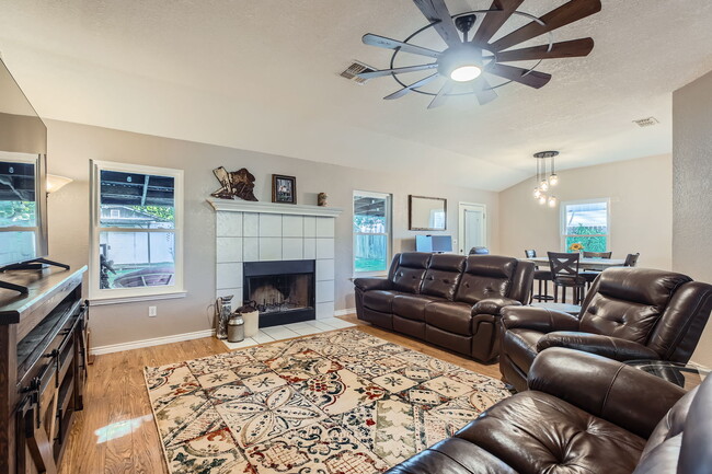 Photo - 121 Flora St