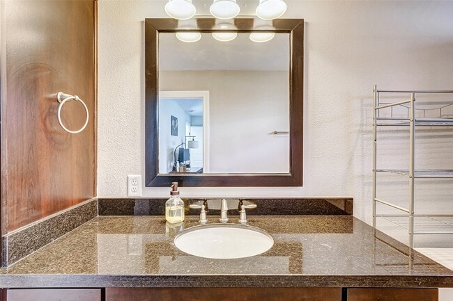 Building Photo - 1237 W 24th St Rental