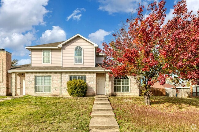 Building Photo - GORGEOUS DUPLEX IN LANCASTER Rental