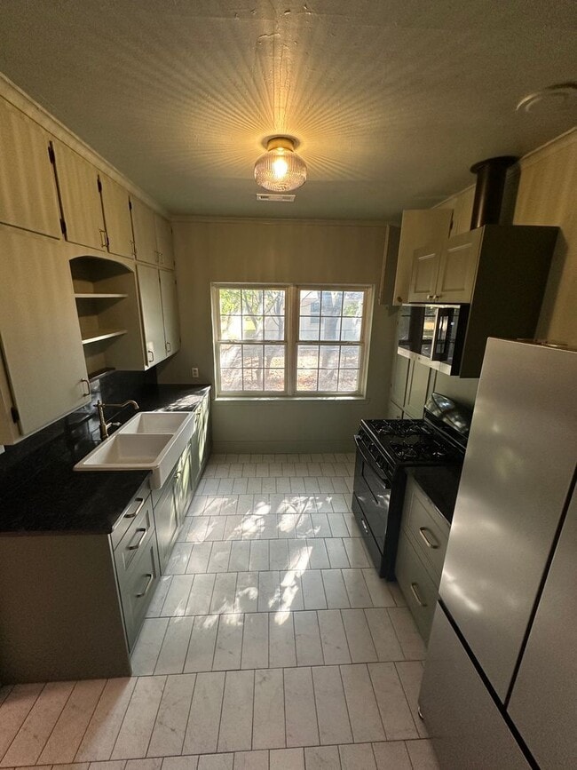 402 Hart Ave