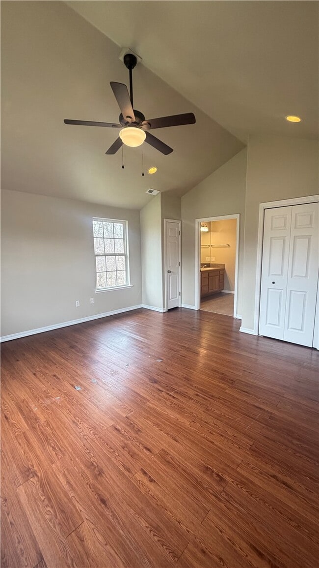 Photo - 77 Ingleborough Dr