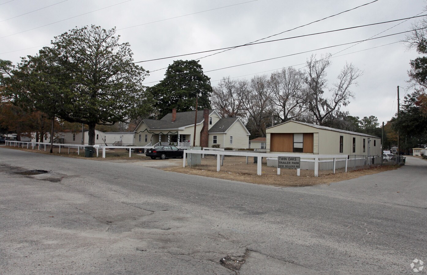 Photo - Twin Oaks Trailer Park Apartments