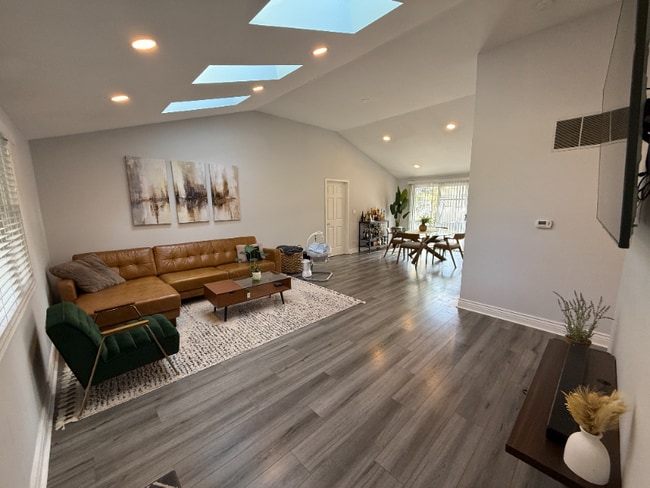 Photo - 10231 Hawthorne Dr