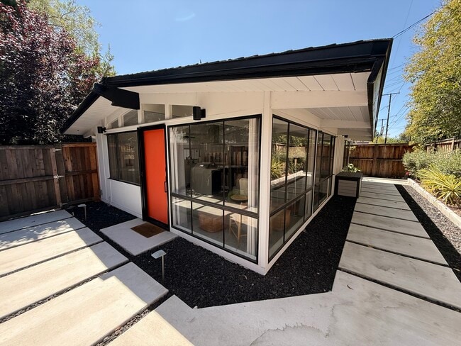 Building Photo - 241 W Twelfth St Rental