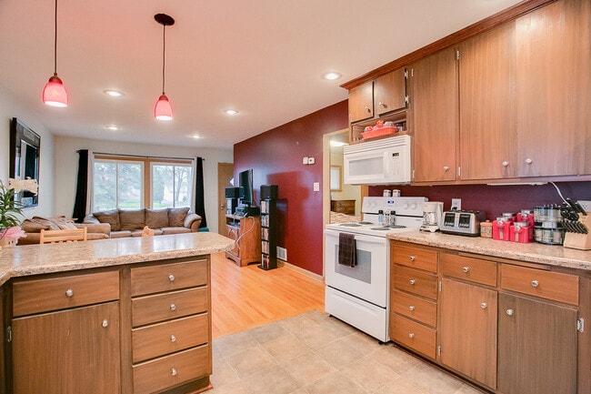 Photo - 996 Larpenteur Ave West