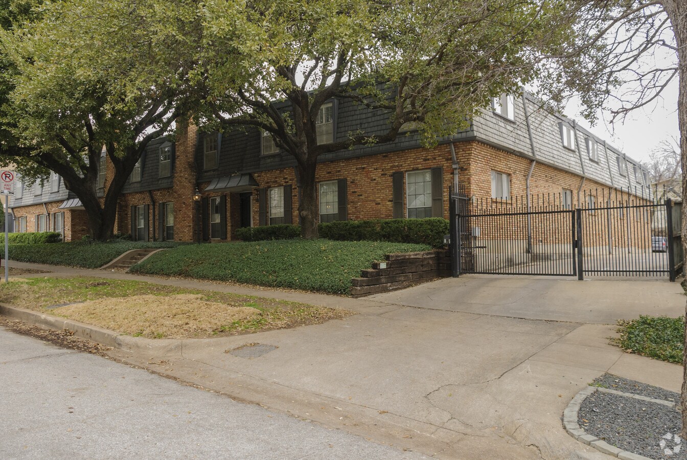 Photo - 4040 Travis St