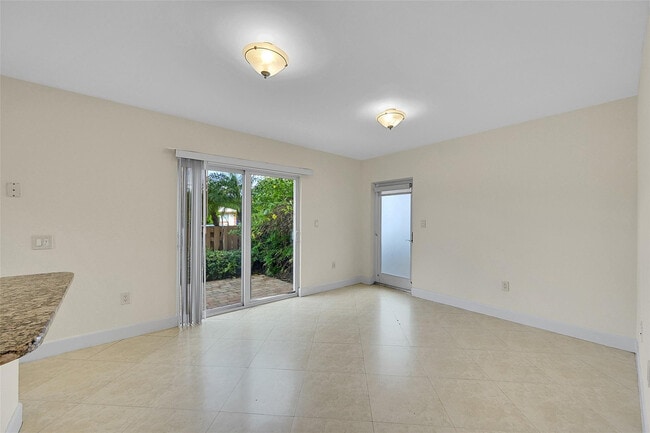 Photo - 410 SW 15th St Unidad 106