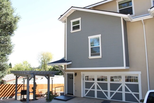 Photo - 491 N Chorro St