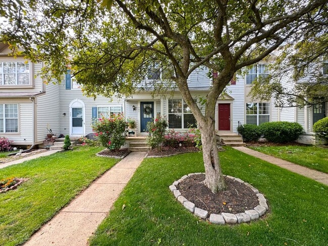 Building Photo - Gorgeous 2 Bed 2.5 Bath Townhome With A Fenced Yard In Exeter