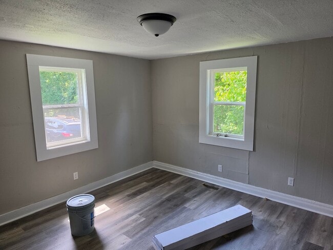 Photo - 1752 Granby Rd