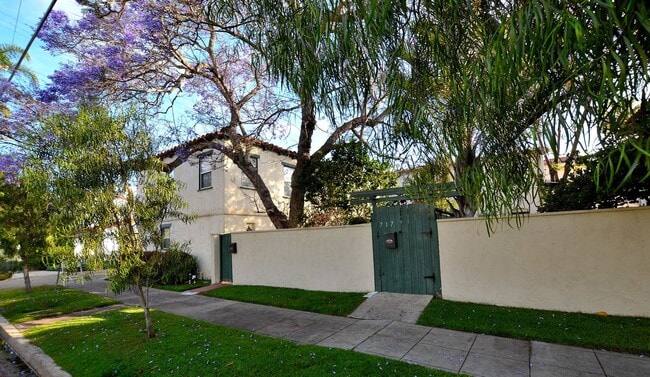 Building Photo - 1.Bd/1 Ba in a duplex, in the heart of Cor... Rental