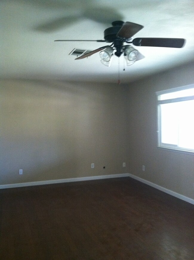 3 Bedroom Home in Northwest Visalia off of... - 3 Bedroom Home in Northwest Visalia off of...