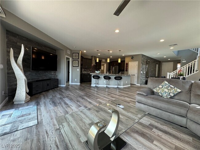 Photo - 745 Shiva St