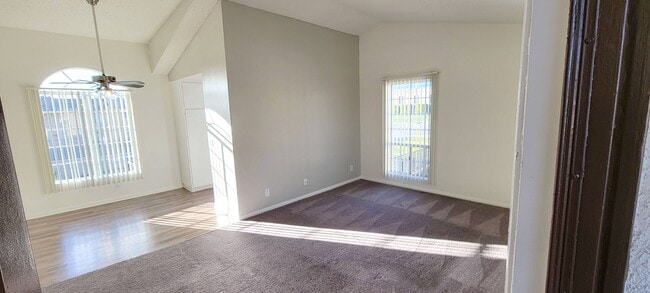 Vista a la entrada de la sala de estar, el comedor y la cocina adyacente en Northwood Apartments en Upland, California.