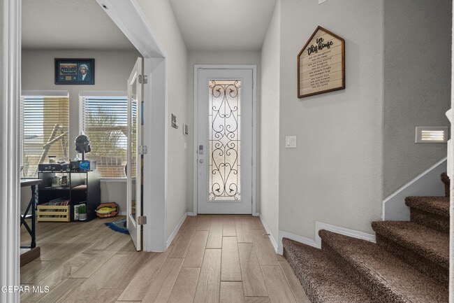 Photo - 956 Clapham St