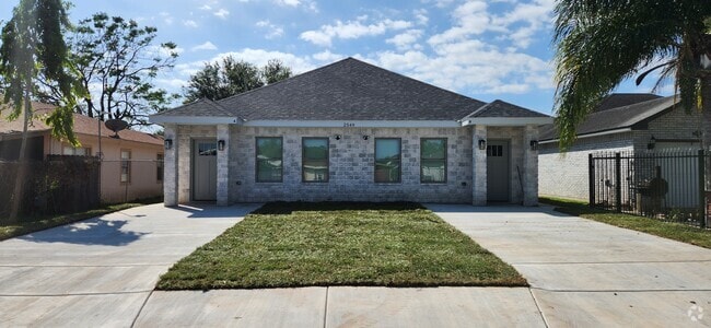 Building Photo - 2549 La Granja Dr Unit Beautiful Duplex Rental