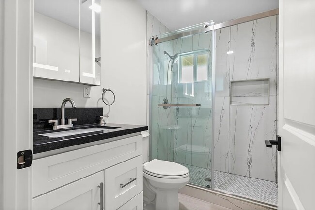 Photo - 1902 N Hollywood Way Unidad 1