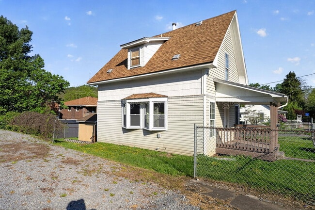 Photo - 139 Martin St