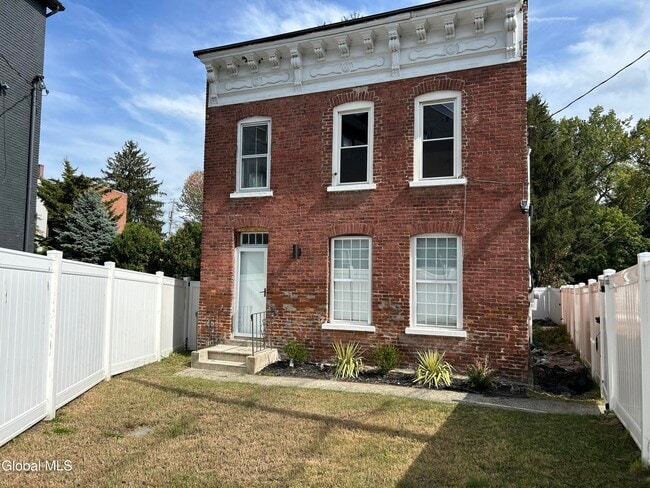 Building Photo - 5 Short St Unit 2 Rental