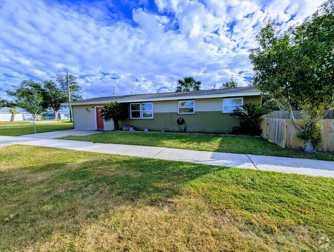 Building Photo - Lynn Haven Home with Outdoor Entertainment...