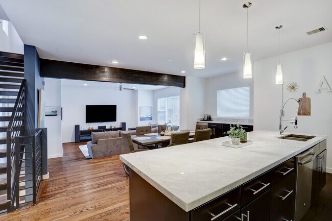 Photo - 1604 Crockett St
