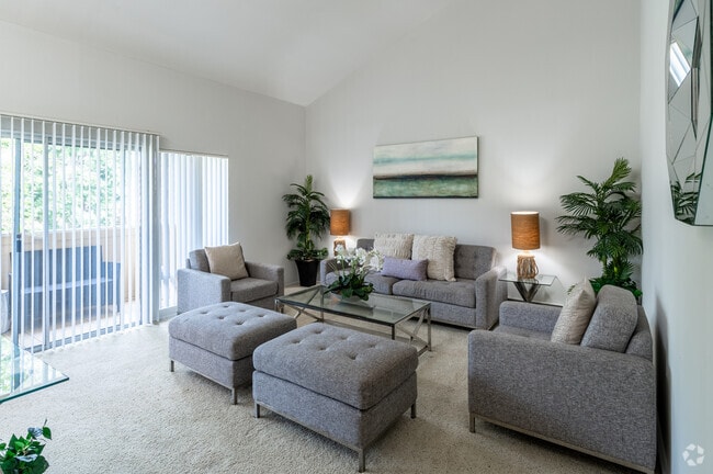 2BR, 2BA - 956SF