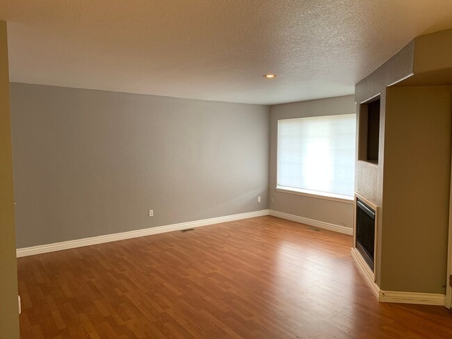 Photo - Beautiful Well Maintained 3 bedroom 3.5 bathroom Home