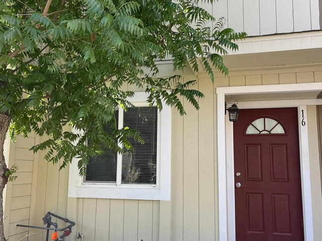 Building Photo - 232 N Lemoore Ave