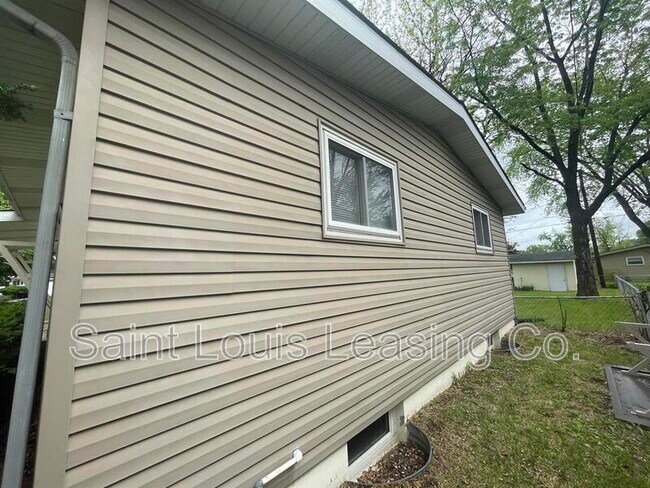 Photo - 495 Versailles Dr