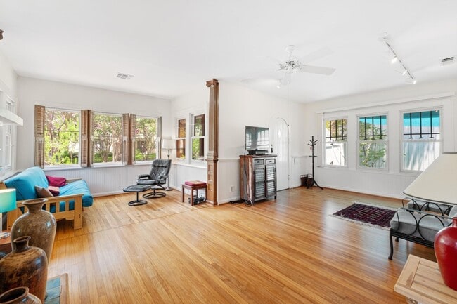 Photo - 205 W 32nd St