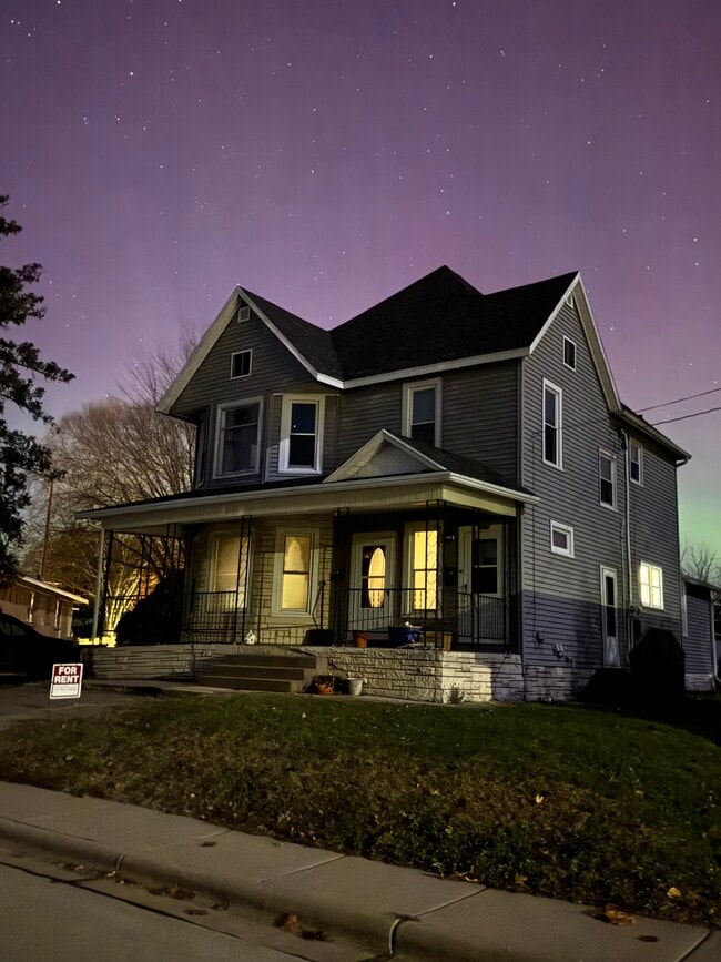 Photo - 140 E Lewis St