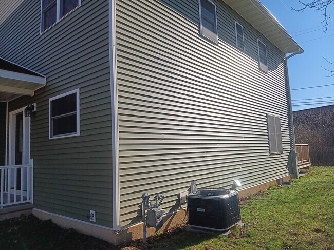 Photo - 811 N State St