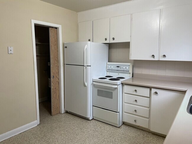 Photo - Charming 2-Bedroom Apartment for Rent in Oshawa - ONE MONTH'S FREE RENT! Unit Apt. 2