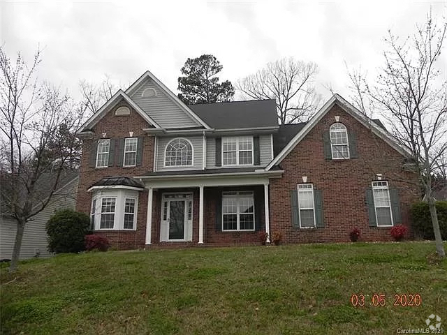 Building Photo - Room in House on Hampton Pl Dr