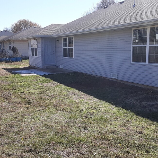 Building Photo - 236 N Foster Ave