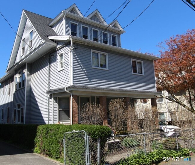 Building Photo - 1485 Iranistan Ave Unit 3