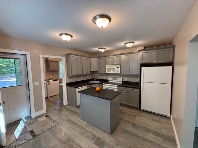 Building Photo - 1744 Farmington Ave Unit 1 Rental