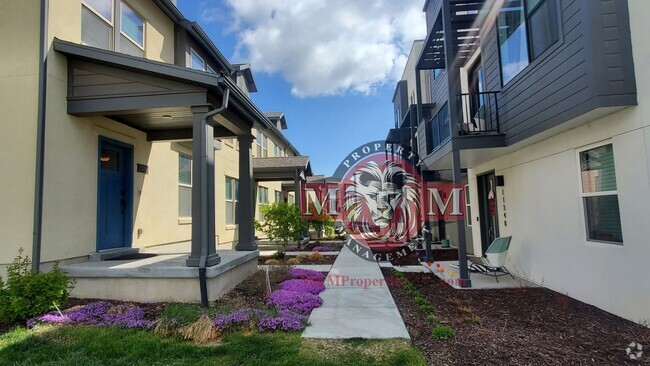 Building Photo - Great 3 Bd 2 Ba Townhome 2 Car Garage
