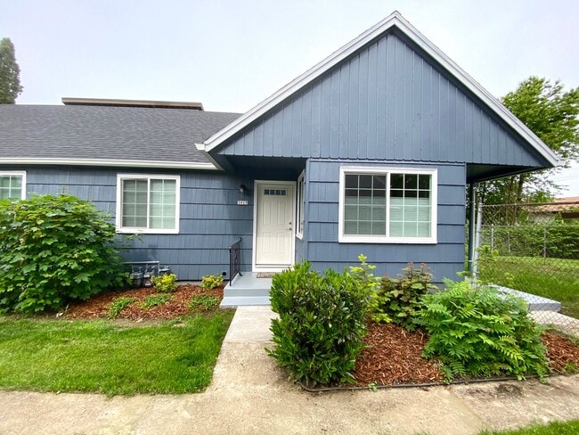 Building Photo - Beautiful Townhouse with Fenced Yard, Gara... Unit 3925