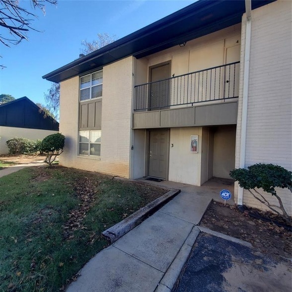 Building Photo - 1719 E Lindsey St Unit 3