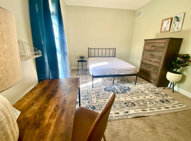 Photo - 2004 Utica Pike