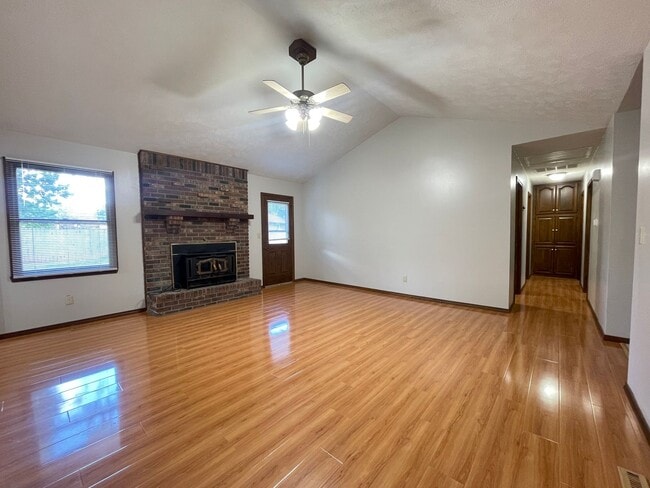 851 W Lois St