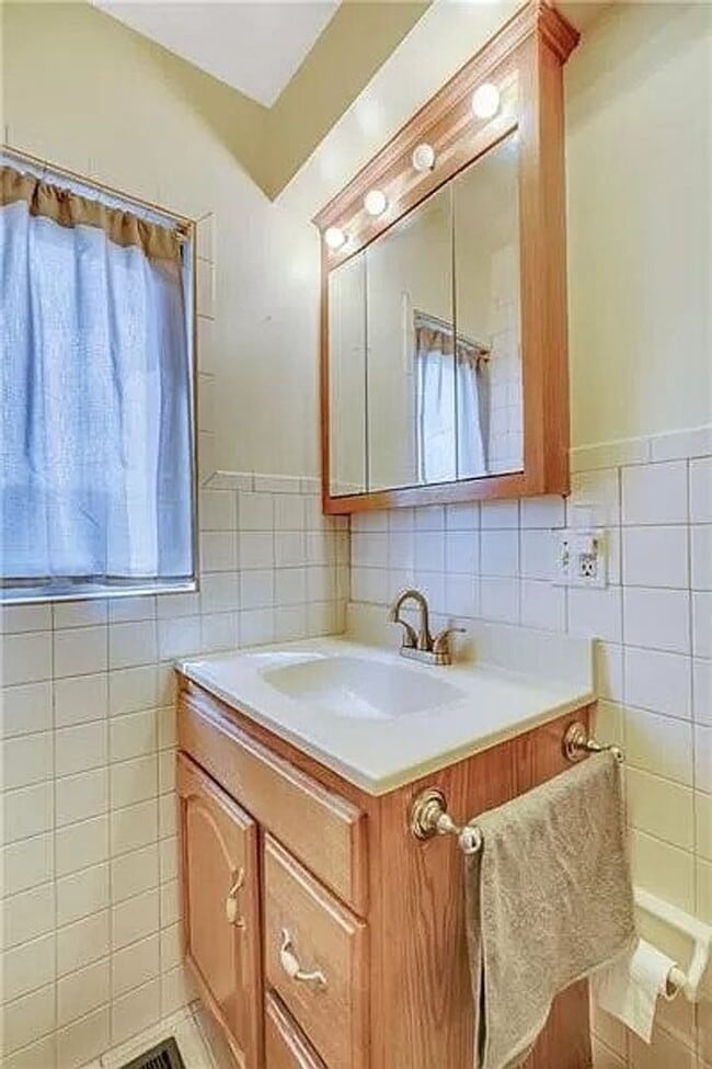Photo - Large 3 Bed, 1 Bath - Central Air, Washer/Dryer