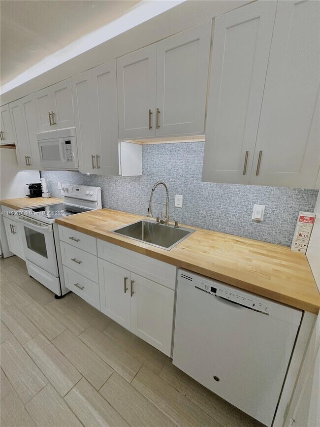 Photo - 2201 NE 66th St Unidad 301