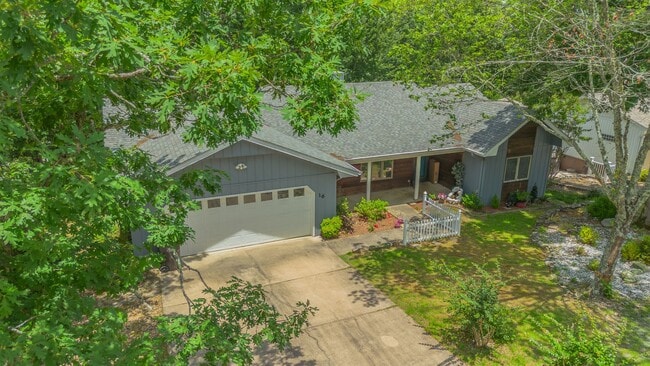Building Photo - Quite neighborhood with garage