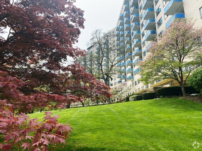 Building Photo - 10201 Grosvenor Pl Unit 103 Rental