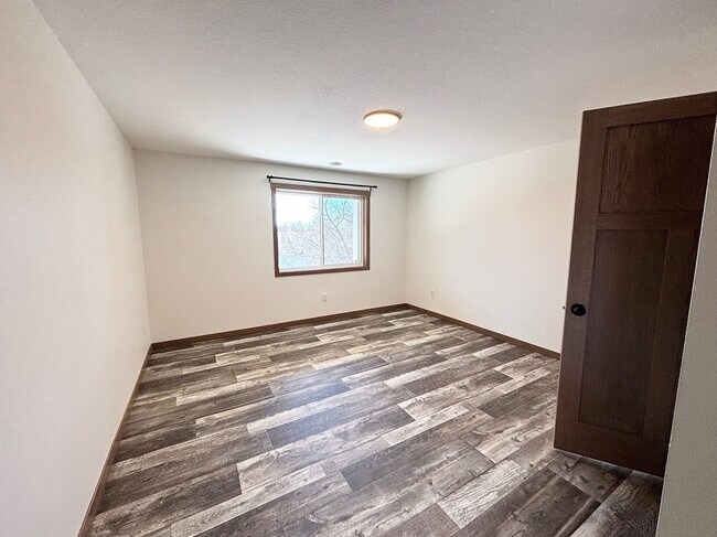 Photo - 575 Main St W