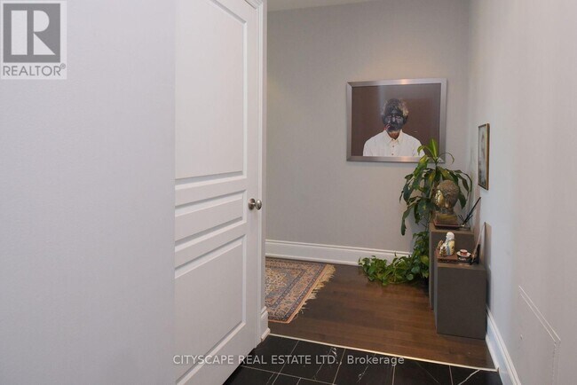 Photo - 102 Bloor St W Unit 903