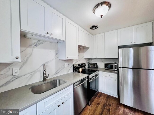 Building Photo - 5015 Sentinel Dr Unit 81