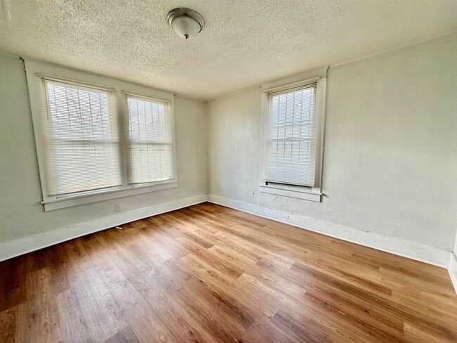 Photo - 1075 Kney St